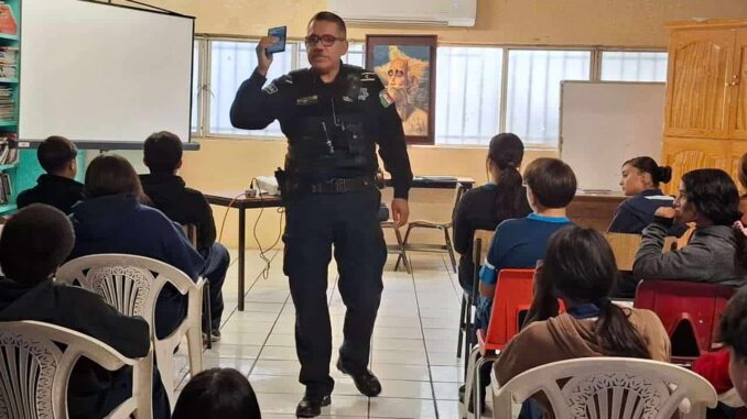 Imparten pláticas de Justicia Cívica a estudiantes de secundaria