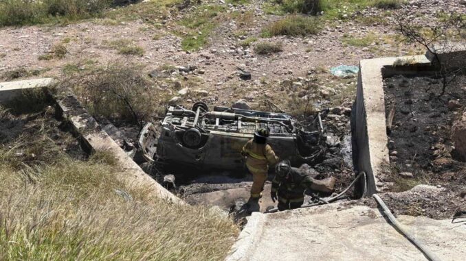 Conductor sobrevive a volcadura e incendio en la carretera Delicias a Chihuahua