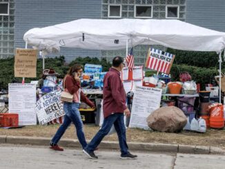 Residentes de Chicago confrontan a agentes federales de EE.UU. tras una persecución y choque