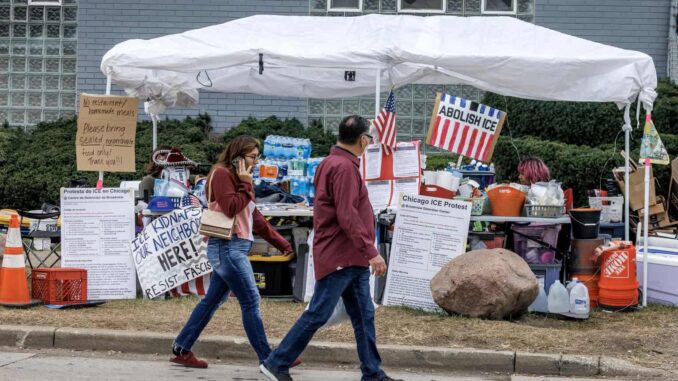 Residentes de Chicago confrontan a agentes federales de EE.UU. tras una persecución y choque