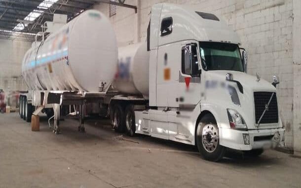 Autoridades federales catean propiedad; descubren túnel y decomisan dos autotanques con combustible