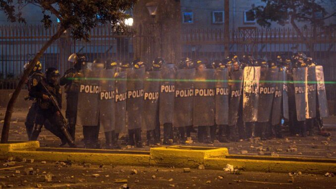 Se desata la violencia durante marcha en Lima, Perú