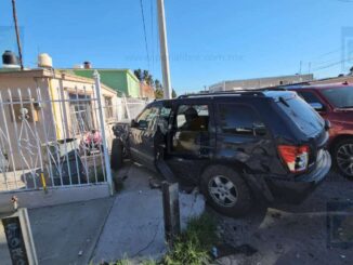 Omite alto y provoca carambola con dos vehículos en colonia Rosario