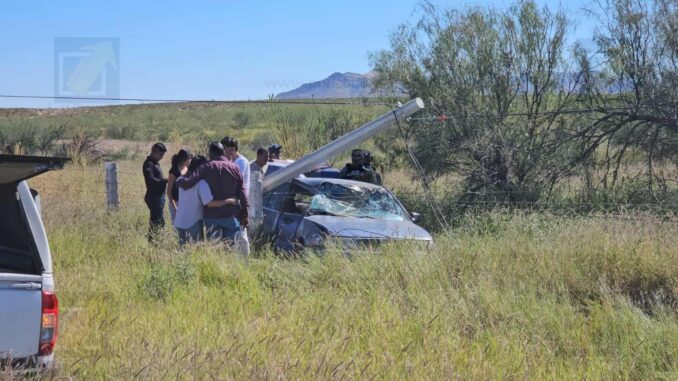 Conductor derriba poste tras perder una llanta en carretera Chihuahua a Delicias