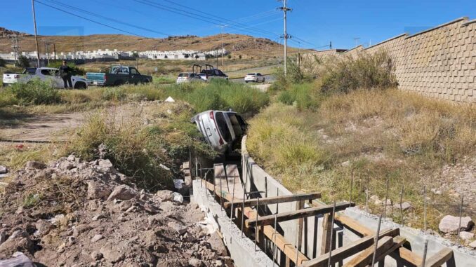 Volcadura frente a la Universidad Tecnológica deja dos mujeres lesionadas en La Cantera