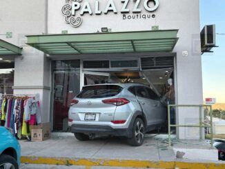 Camioneta se estrella contra boutique en Lomas Universidad; dos lesionadas