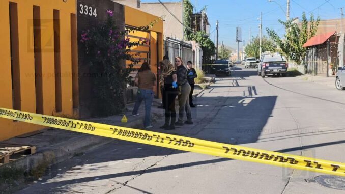Lo balean en la puerta de su casa en colonia Ponce de León; logra escapar en su camioneta