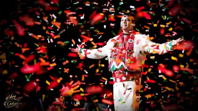 Netflix lanza serie acerca de Juan Gabriel con imágenes que grabó durante cuarenta años