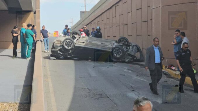 Fuerte accidente deja un hombre atrapado tras choque y caída de puente en el Juventud
