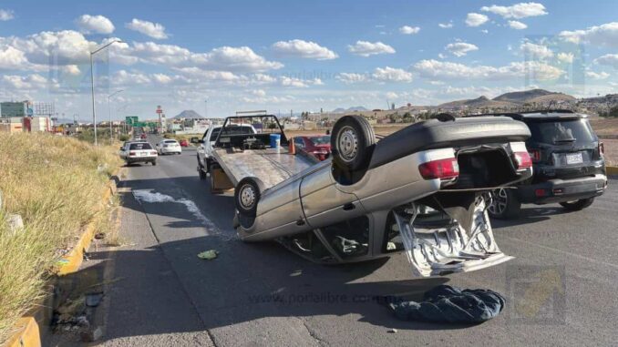 Volcadura en el Circuito Universitario deja una mujer lesionada