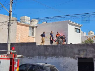 Mujer sufre caída desde una casa de dos pisos mientras trabajaba en el techo