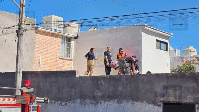 Mujer sufre caída desde una casa de dos pisos mientras trabajaba en el techo