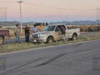 Volcadura de pickup en la carretera Chihuahua–Juárez; estalla una llanta 