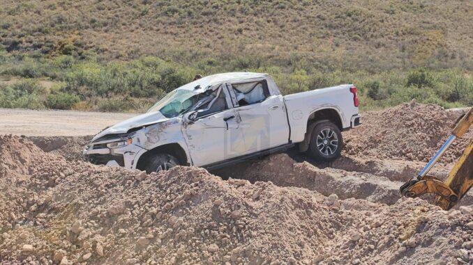Joven pierde el control de su camioneta y vuelca cerca de la presa El Rejón