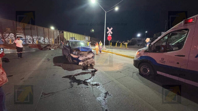 Mujer choca de frente contra tren de carga en avenida De las Industrias