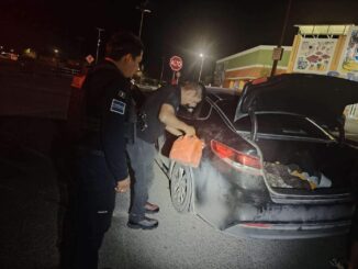 Asisten a conductor y menor de edad varados en la Miguel de la Madrid