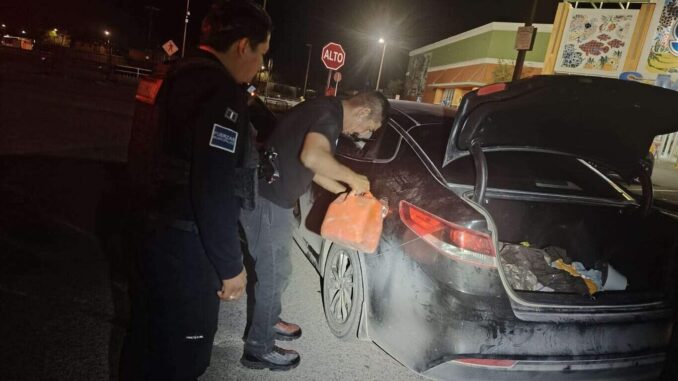 Asisten a conductor y menor de edad varados en la Miguel de la Madrid