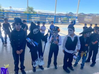 Participa GOECHI como jurado en concurso de catrinas y catrines en la escuela primaria Ford 190