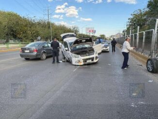 Choque entre dos camionetas provoca caos vial en La Cantera
