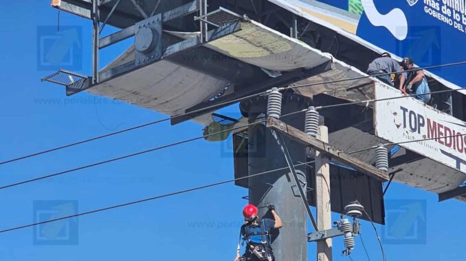 Joven recibe descarga eléctrica mientras colocaba bandera en espectacular