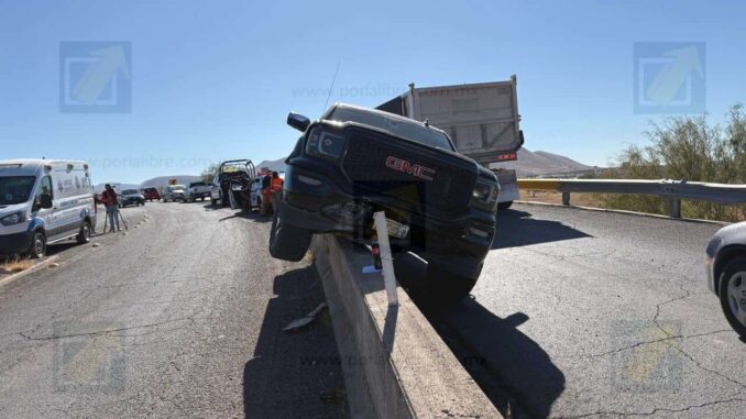 Choque de pickup contra muro en distribuidor vial deja dos adultos mayores lesionados