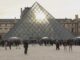 Una mujer inculpada por complicidad en el robo del Louvre, otro de los detenidos liberado