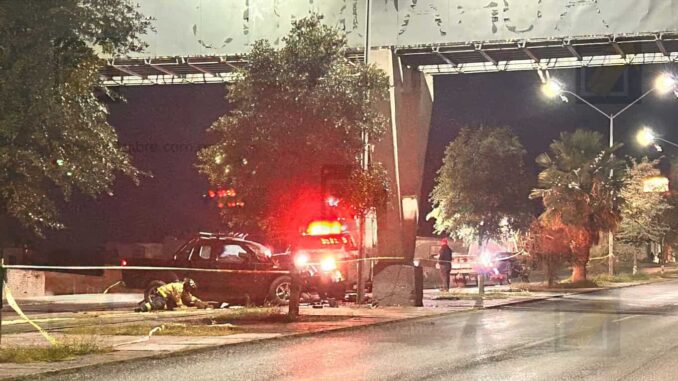 Muere conductor tras chocar contra base de puente peatonal en avenida Pacheco