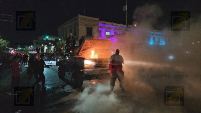 Se incendia camioneta durante desfile de catrinas en pleno centro