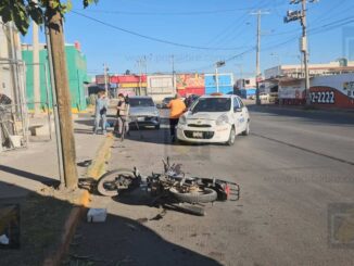 Motociclista resulta lesionado tras fuerte choque en la colonia Saucito