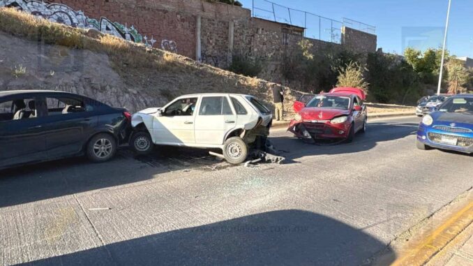 Carambola en la Teófilo Borunda Norte deja a una mujer lesionada y fuerte congestionamiento vial