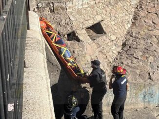 Bomberos rescatan a hombre con sobredosis del interior de un canal en la colonia Santa Rita