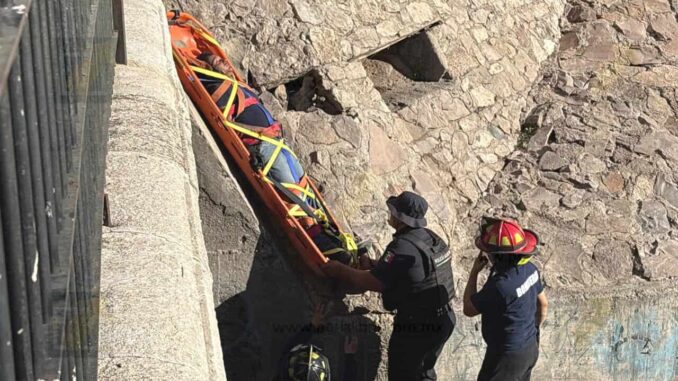 Bomberos rescatan a hombre con sobredosis del interior de un canal en la colonia Santa Rita