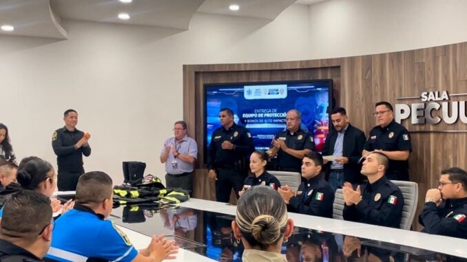 Entrega DSPM equipos de protección a Bomberos  y reciben incentivo junto con policías