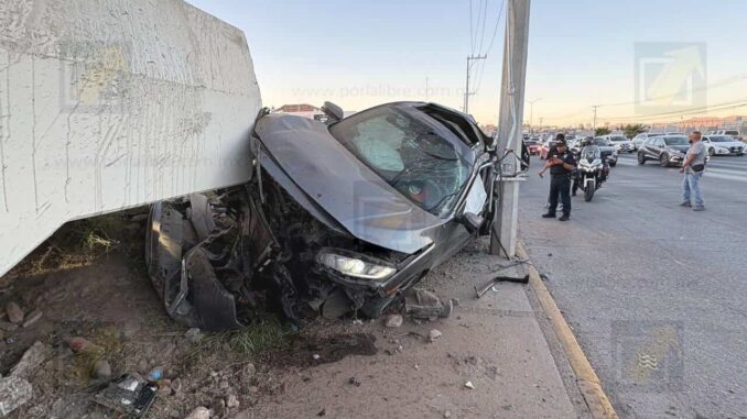 Conductor pierde el control en el Periférico de la Juventud y atropella a un peatón