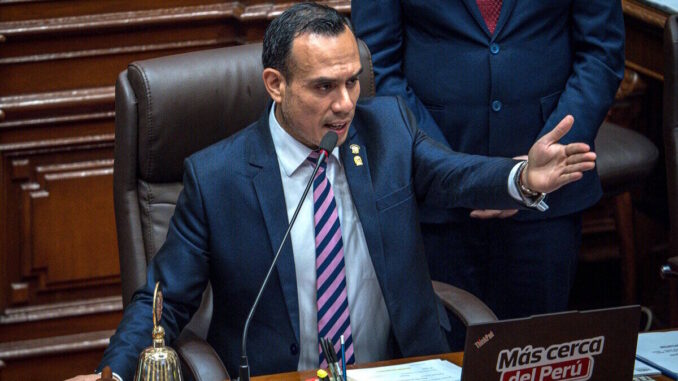 Presidente de Perú confirma que ex primer ministra de Castillo «no podrá viajar» a México