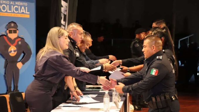 Reconocen a policías municipales por 25 años de servicio