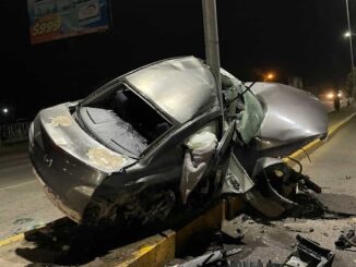 En Cuauhtémoc conductor choca contra señalamiento, base de concreto y un arbotante; tres heridos