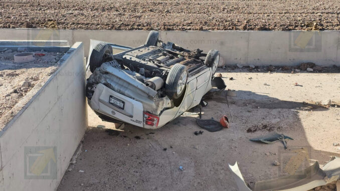 Aparatoso accidente deja a conductor lesionado tras caer a un canal en camino del Aeropuerto