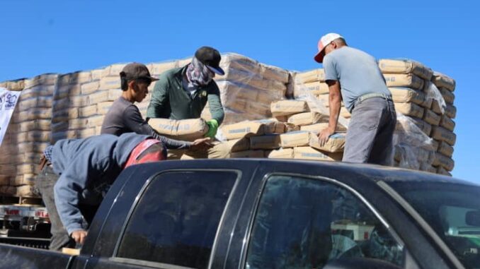 Entrega Estado 70 toneladas de cemento a familias del municipio de Madera