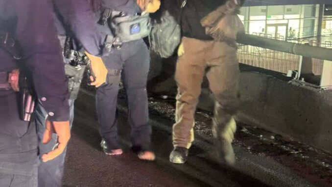 Rescatan a hombre que intentaba lanzarse de un puente en Zaragocita