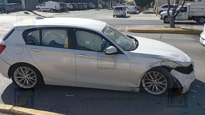 Accidente vial deja un conductor lesionado por omisión de un alto