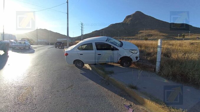 Conductora pierde el control por aceite derramado y provoca doble choque en la calle 38
