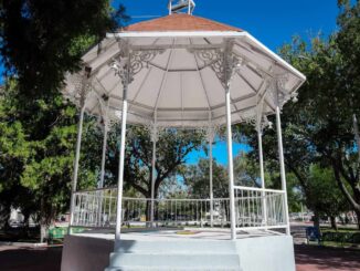 Bancas pintadas y áreas limpias; supervisa Marco Bonilla mantenimiento del Parque Santo Niño