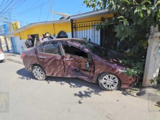 Conductora invade carril y provoca fuerte choque