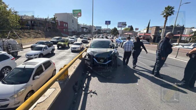Conductora impacta dos veces contra muros en curva de La Cantera; desquiciamiento vehicular