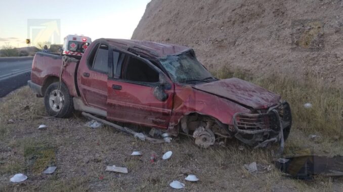 Vuelca camioneta en la carretera Chihuahua–Cuauhtémoc y deja dos heridos