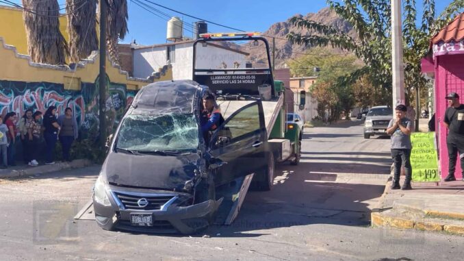 Conductora a exceso de velocidad provoca choque múltiple en la Nueva España; taxista lesionado
