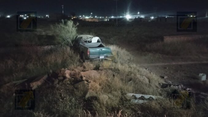 Pickup vuelca tras chocar contra un Sentra en el Periférico R. Almada; tripulantes huyen