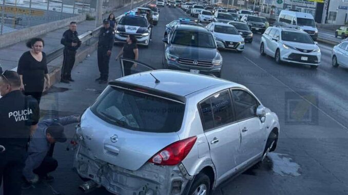 Joven pierde el control y queda volcado en carriles contrarios  del Juventud