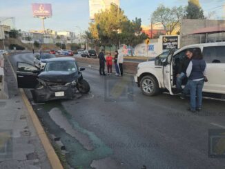 Choca a exceso de velocidad en la «curva de los choques » ; caos vial